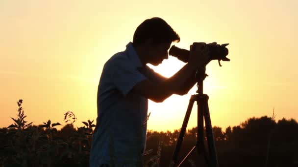 Young man shooting photo — Stock Video