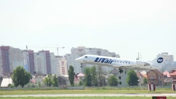 Авиалайнер взлетает из аэропорта — стоковое видео