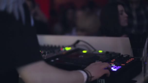 DJ выступает в ночном клубе — стоковое видео
