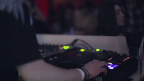 Dj は、ナイト クラブで彼のセットを実行します — ストック動画