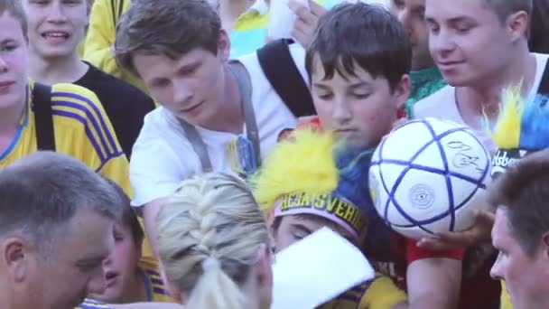 Jogadora de futebol feminino assinando autógrafos — Vídeo de Stock