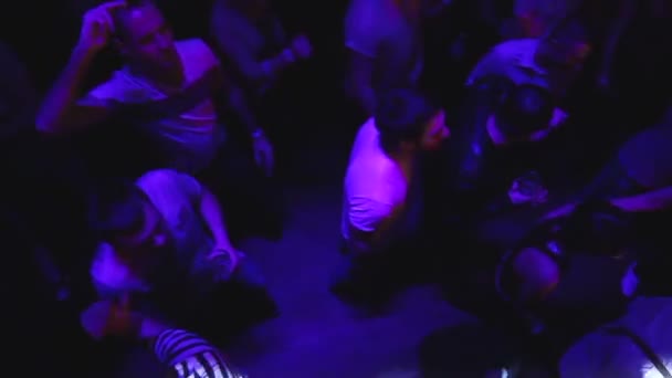 Club nocturno gente bailando — Vídeo de stock