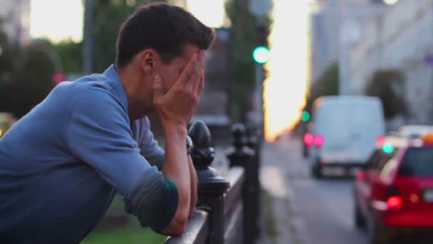 若い男性によって頭痛うつ病 — ストック動画