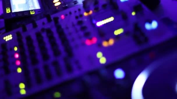 Mãos de DJ ajustam vários controles de pista no deck do dj — Vídeo de Stock