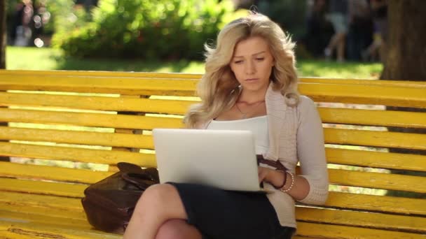 Business woman with laptop — Stock Video