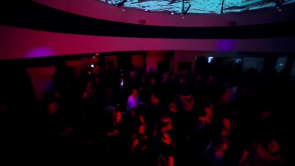 Cámara voladora en el club nocturno durante la fiesta — Vídeo de stock