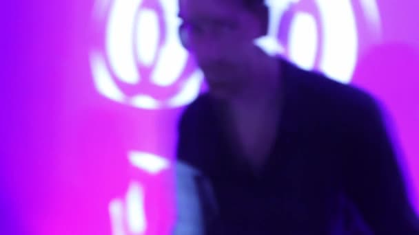 DJ wykonywania jego zestaw w nocnym klubie — Wideo stockowe