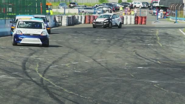 Coches tomando el turno durante la competencia — Vídeo de stock