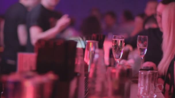 Vrouwelijke hand neemt champagne glas van bar — Stockvideo