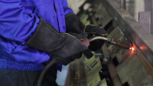 Man with welding machine — Stock Video