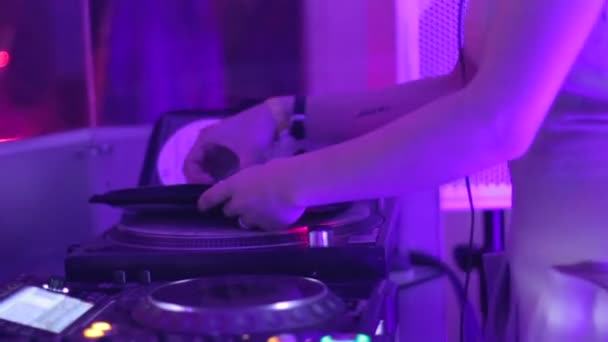 DJ fêmea muda o disco de CD no deck — Vídeo de Stock
