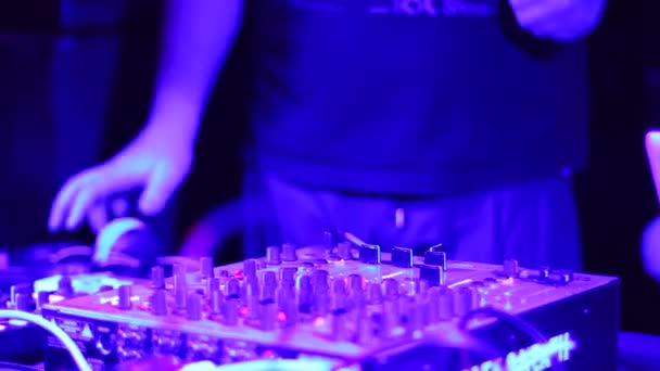 DJ speelt disco set in nachtclub — Stockvideo