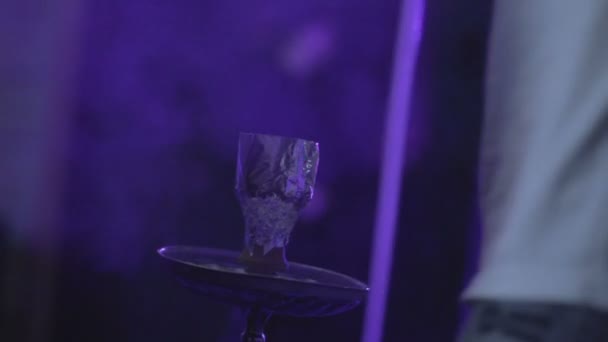 Röka vattenpipa i nattklubben — Stockvideo
