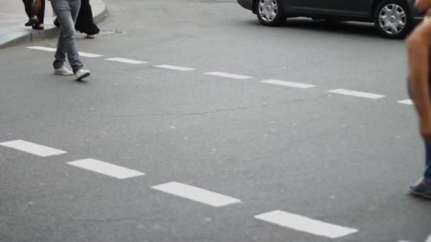 Folk går på crossroad — Stockvideo