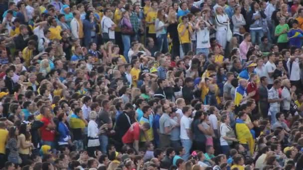 Aplausos de la gente viendo fútbol — Vídeo de stock