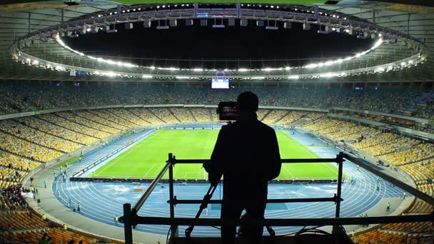 Fernsehkameramann überträgt Fußballspiel — Stockvideo