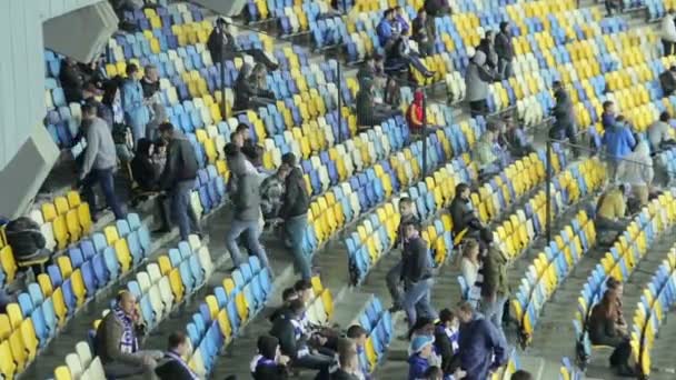Fußballfans verlassen Arena nach Spiel — Stockvideo