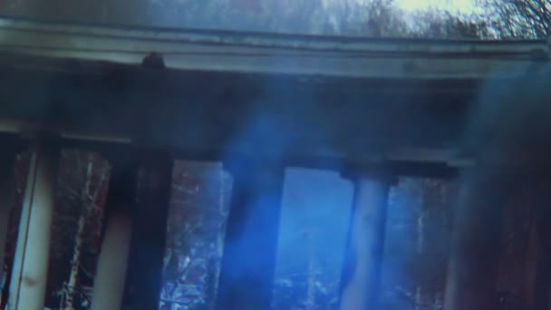 Brennende Säulen des Gebäudes — Stockvideo