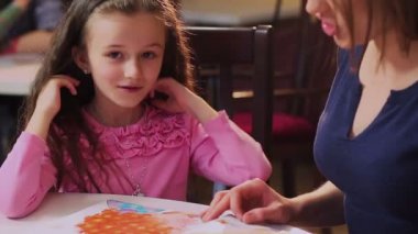 Annesi kızının kitap okumayı öğretmek