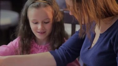 Anne ve küçük kızı okuma kitabı