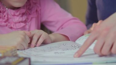 kızı annesiyle birlikte kitap okumak