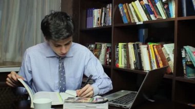 Kütüphanede okuyan adam