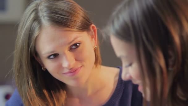 Mulheres sorridentes conversam no restaurante — Vídeo de Stock