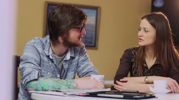 Couple chatting in cafe — Stock Video