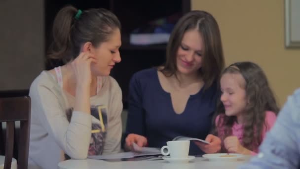 Mutter plaudert aufgeregt mit Tochter — Stockvideo