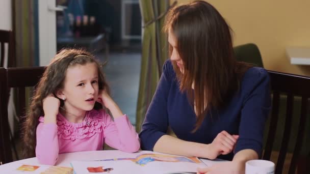 그녀의 어린 딸을 가르치는 어머니 — 비디오