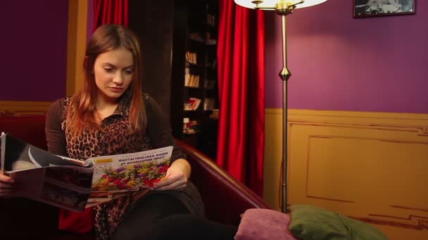 Flickan läsa tidningen — Stockvideo