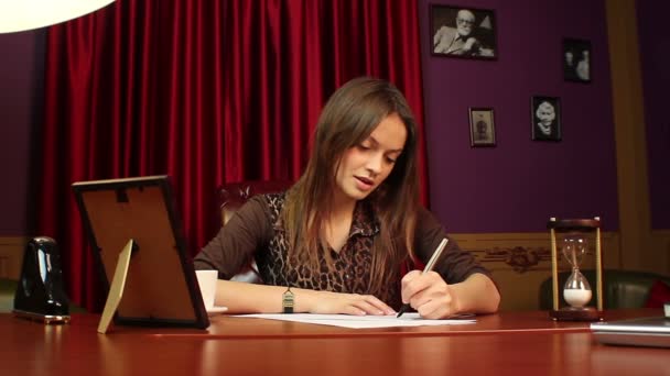 Podnikatelka podepisování dokumentů v její kanceláři — Stock video