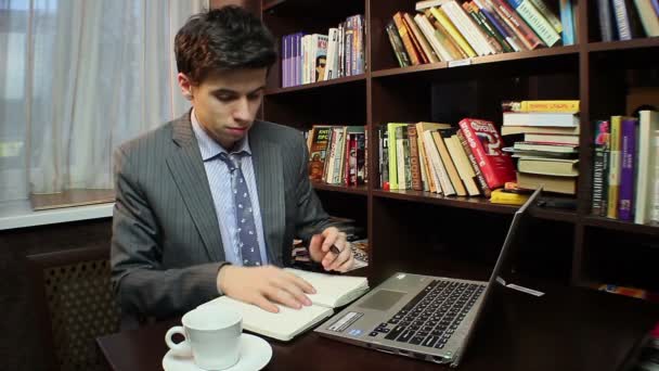 Empresario trabajando en la biblioteca — Vídeos de Stock