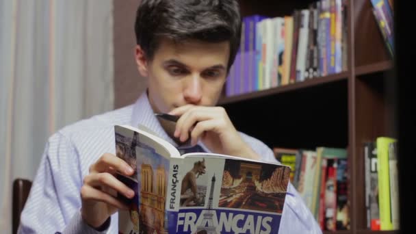 Étudiant masculin apprenant le français à la bibliothèque — Video