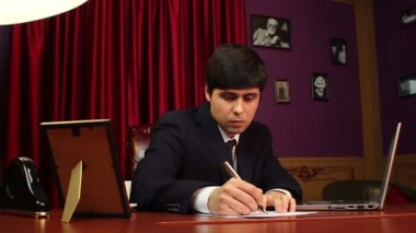 Ofiste çalışan iş adamı
