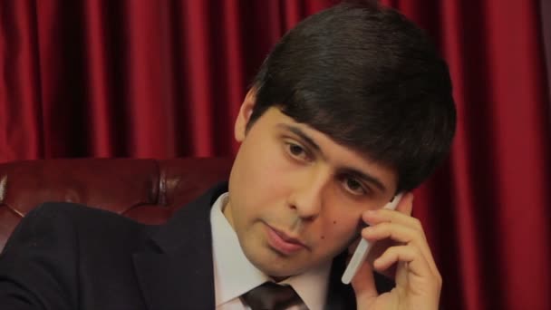 Hombre de negocios hablando con su esposa por teléfono — Vídeo de stock