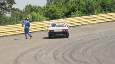 Kırık yarış araba yolda bırakarak sürücü