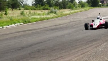 Oto yolda ile yüksek hızda sürüş yarış