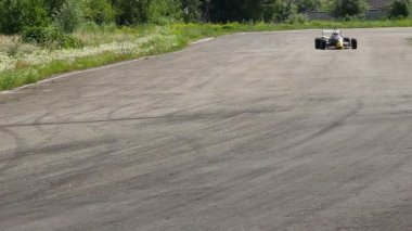 Oto yolda ile yüksek hızda sürüş yarış