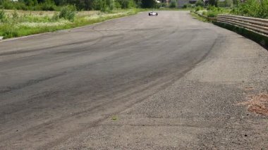 Oto yolda ile yüksek hızda sürüş yarış