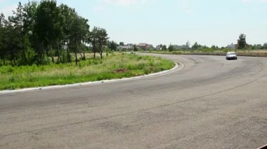 Oto yolda ile yüksek hızda sürüş yarış