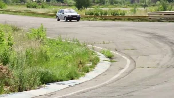 Corrida de auto condução com alta velocidade na pista — Vídeo de Stock