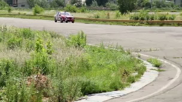 赛车汽车驾驶以高的速度在轨道上 — 图库视频影像