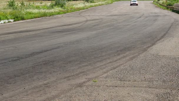 Carros desportivos em pista de asfalto — Vídeo de Stock