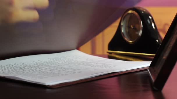 Businessman's hands signing documents — Stock Video