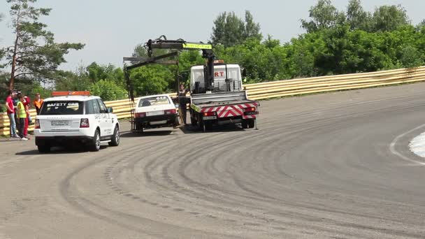 Разбитая гоночная машина эвакуирована с трассы — стоковое видео