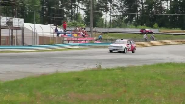 Carreras de automóviles en pista de asfalto — Vídeo de stock