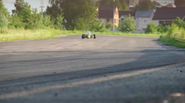 Düşük hızda sürüş iki f1 yarış arabaları