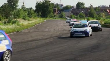 Yarış sürücüleri Emanet arabayı takip et.