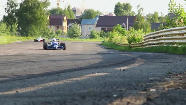 Twee Formule 1-piloten rijden zeer snel — Stockvideo